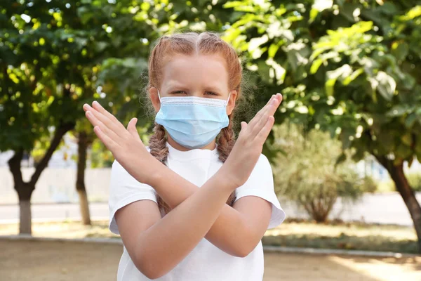 Niña Con Máscara Protectora Mostrando Gesto Stop Aire Libre Prevenir — Foto de Stock