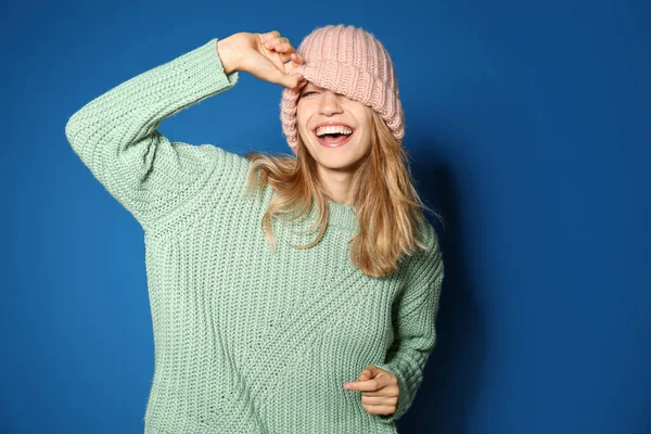 Mujer Joven Feliz Con Suéter Cálido Sombrero Punto Sobre Fondo —  Fotos de Stock