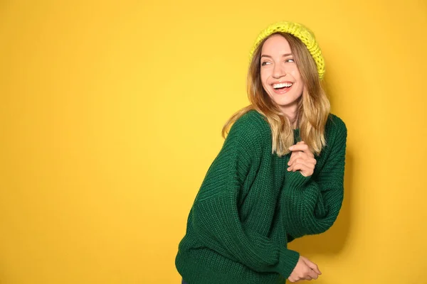 Wanita Muda Yang Bahagia Mengenakan Sweater Hangat Dan Topi Rajutan — Stok Foto