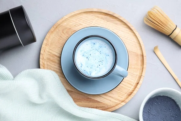 Composición Plana Con Latte Matcha Azul Sobre Mesa Gris — Foto de Stock