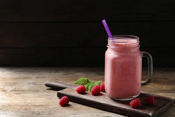 Delicioso Batido Frambuesa Tarro Albañil Sobre Mesa Madera Espacio Para —  Fotos de Stock