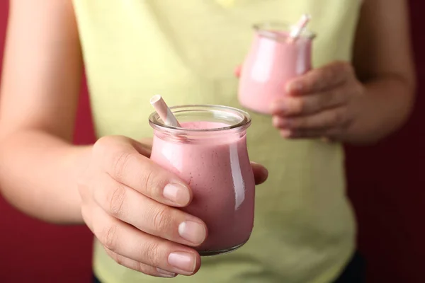 Mujer Con Sabroso Batido Sobre Fondo Rojo Primer Plano — Foto de Stock