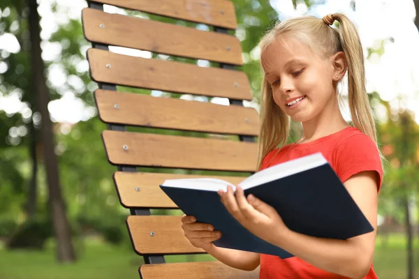 Feliz Niña Leyendo Libro Parque —  Fotos de Stock