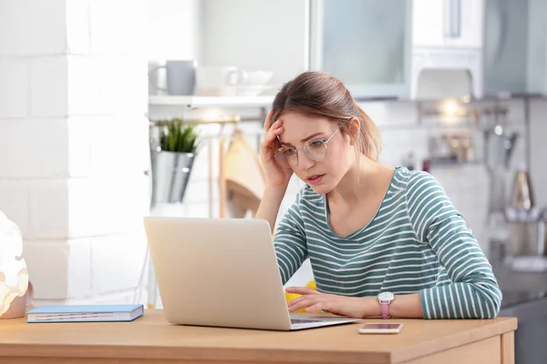 Problemen Jonge Vrouw Werken Laptop Thuis — Stockfoto