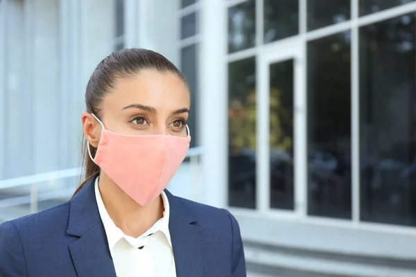 Mujer Con Máscara Tela Hecha Mano Aire Libre Espacio Para — Foto de Stock