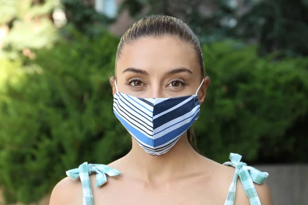 Женщина в маске ручной работы на открытом воздухе. Средства индивидуальной защиты во время пандемии COVID-19 — стоковое изображение Женщина Маске Ручной Работы Открытом Воздухе Средства Индивидуальной Защиты Время Лицензионные Стоковые Изображения