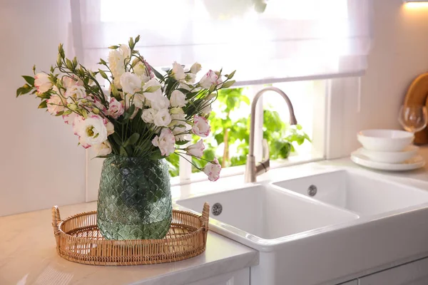 Mutfaktaki Tezgahın Üstünde Bir Buket Güzel Çiçek Mesaj Için Yer — Stok fotoğraf