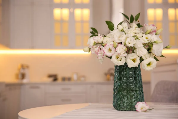 Bouquet Belles Fleurs Sur Table Cuisine Espace Pour Texte Design — Photo