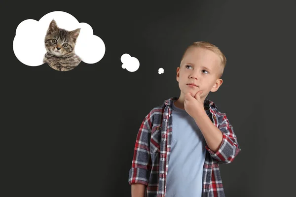 Niña Sobre Fondo Oscuro Soñando Con Lindo Gatito — Foto de Stock