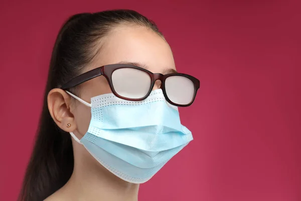 Niña Con Gafas Niebla Causadas Por Uso Mascarilla Médica Sobre — Foto de Stock