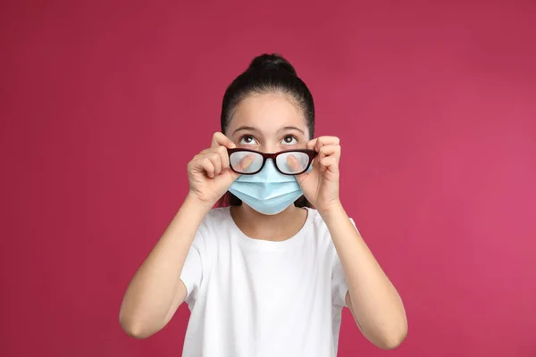 Niña Limpiando Gafas Niebla Causadas Por Uso Mascarilla Médica Sobre — Foto de Stock