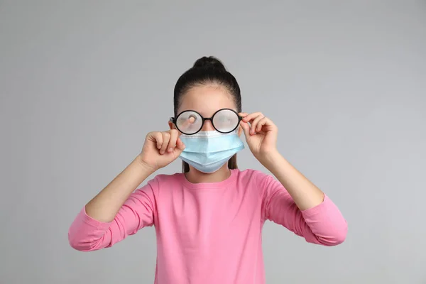 Niña Limpiando Gafas Niebla Causadas Por Uso Mascarilla Médica Sobre — Foto de Stock