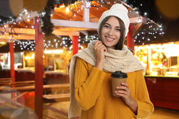 Щаслива Красива Жінка Паперовою Чашкою Глінтвейну Різдвяній Ярмарку — стокове фото