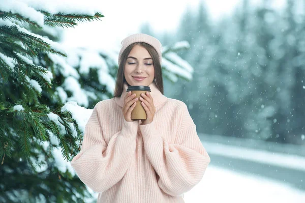 Счастливая Красивая Женщина Глинтвейном Открытом Воздухе Снежный День — стоковое фото