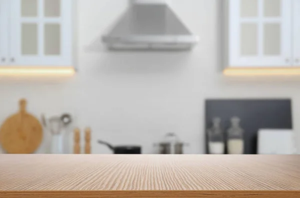 ライトキッチンで木製のテーブル デザインのための空間 — ストック写真