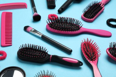 Hafif arka planda modern saç tarakları ve fırçaları olan kompozisyon