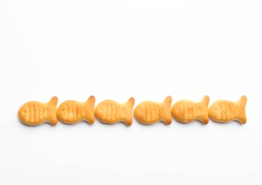 Beyaz arka planda lezzetli çıtır balıklı krakerler.