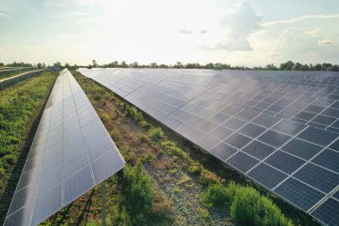 Güneş panelleri dışarı yerleştirildi. Alternatif enerji kaynağı