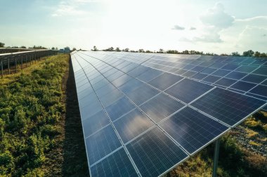 Güneş panelleri dışarı yerleştirildi. Alternatif enerji kaynağı