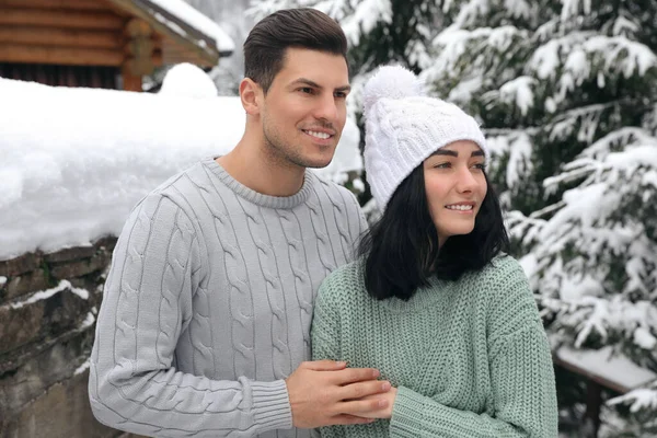 Szczęśliwa Para Ciepłych Swetrach Świeżym Powietrzu Zimowy Dzień — Zdjęcie stockowe
