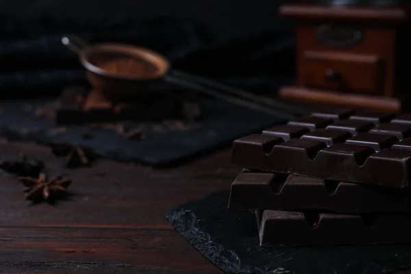 Barres Chocolat Noir Savoureux Sur Table Bois Gros Plan — Photo