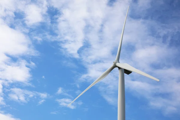 Windturbine Tegen Mooie Blauwe Lucht Alternatieve Energiebron — Stockfoto