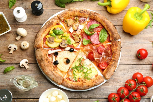 Scheiben Verschiedener Pizzen Auf Holztisch Flach Gelegt — Stockfoto