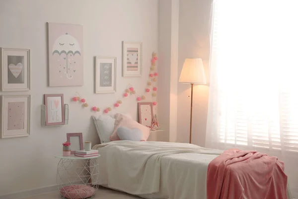 Modern Ergen Odasının Içi Rahat Yatak Güzel Resimlerle Dolu — Stok fotoğraf