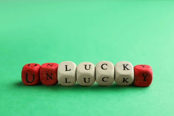 Rote Und Weiße Würfel Mit Dem Wort Unlucky Auf Grünem — Stockfoto