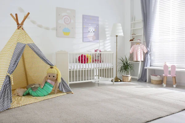 Baby Room Interior Χαριτωμένες Αφίσες Παιδική Σκηνή Και Άνετη Κούνια — Φωτογραφία Αρχείου