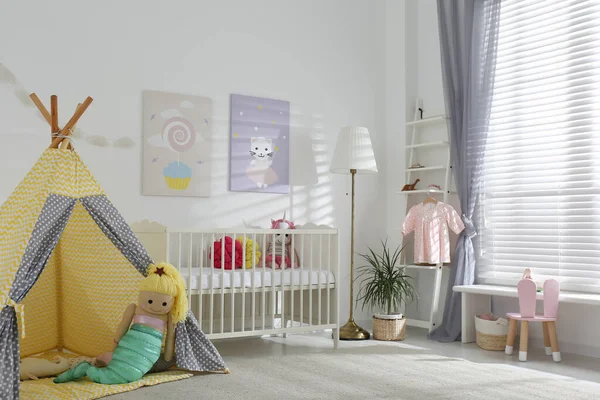 Quarto Bebê Interior Com Cartazes Bonitos Jogar Tenda Berço Confortável — Fotografia de Stock