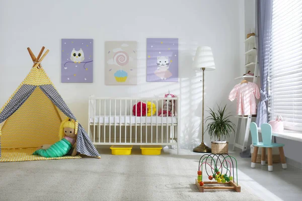 Quarto Bebê Interior Com Cartazes Bonitos Jogar Tenda Berço Confortável — Fotografia de Stock