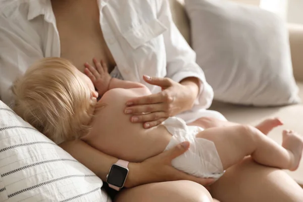 Madre Amamantando Pequeño Bebé Casa Crecimiento Saludable —  Fotos de Stock