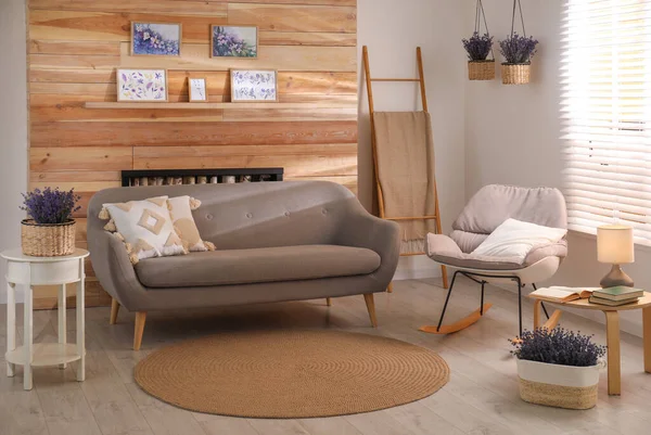 漂亮客厅内的时髦沙发和摇椅 — 图库照片