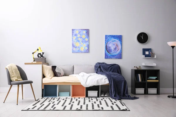 现代青少年房间内部舒适的床和时尚的设计元素 — 图库照片