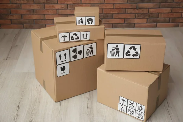 Pappkartonger Med Olika Förpackningssymboler Golvet Paketleverans — Stockfoto