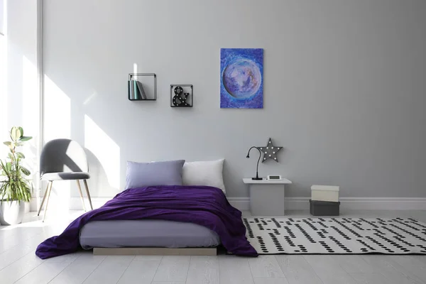 现代青少年房间内部舒适的床和时尚的设计元素 — 图库照片