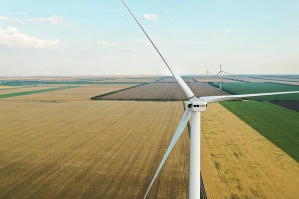 Nowoczesny Wiatrak Szerokim Polu Efektywność Energetyczna — Zdjęcie stockowe