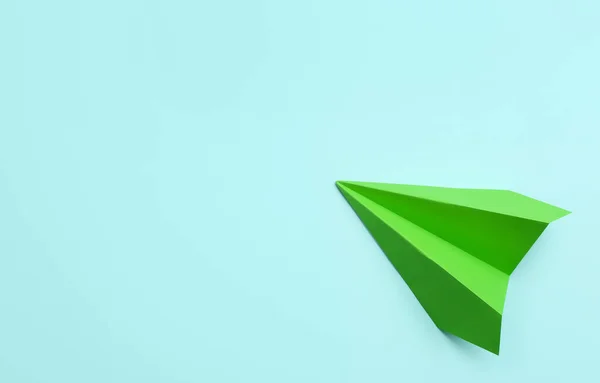Zelené Papírové Letadlo Světle Modrém Pozadí Horní Pohled Mezera Pro — Stock fotografie