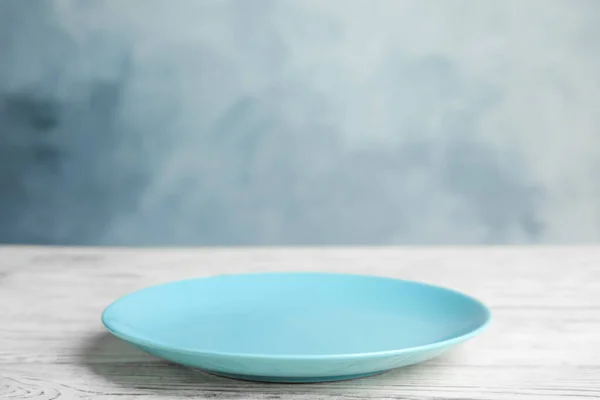 Assiette Vide Bleu Clair Sur Table Blanche Bois — Photo