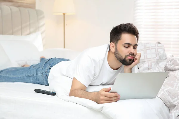 Fauler Junger Mann Mit Laptop Hause Bett — Stockfoto