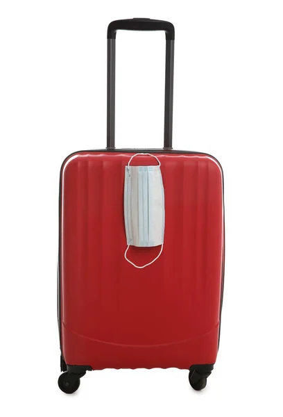 Stilvoller Roter Koffer Und Schutzmaske Auf Weißem Hintergrund Reisen Während — Stockfoto