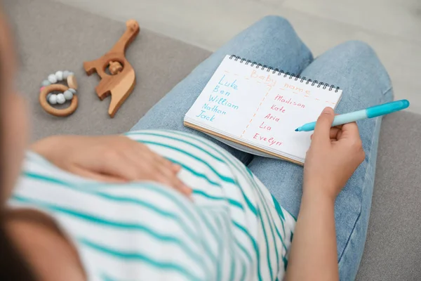 Gravid Kvinna Med Baby Namn Lista Sitter Soffan Närbild — Stockfoto