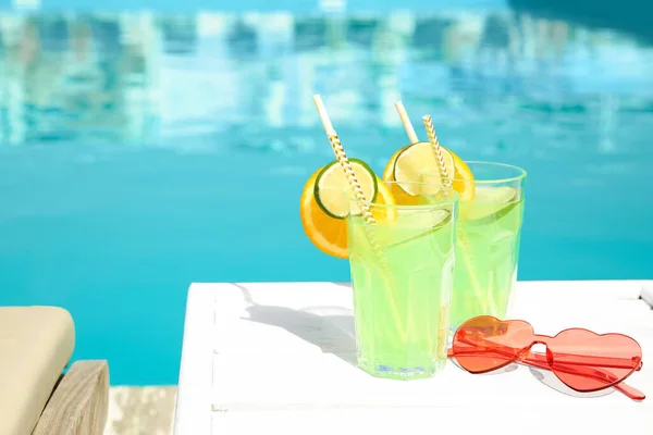 Cocktail Rafraîchissant Dans Des Verres Des Lunettes Soleil Près Piscine — Photo