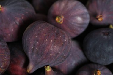 Arka plan olarak lezzetli taze incirler, yakın plan görünümü