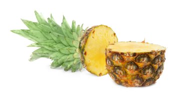 Beyaz arka planda taze sulu ananas kes