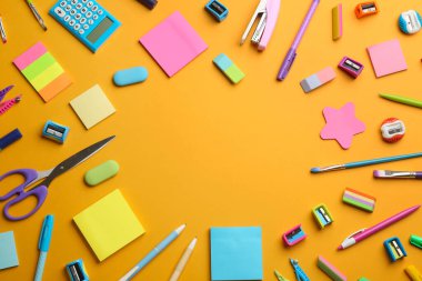 Turuncu arka planda okul kırtasiyesinin çerçevesi, metin için yeri olan düz bir tabaka. Okula geri dön.