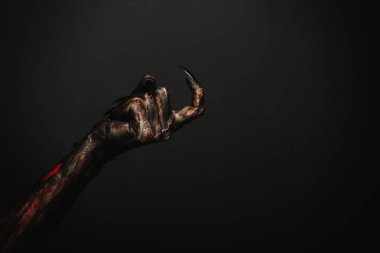 Siyah arka planda korkunç bir canavar, yakın plan. Cadılar Bayramı karakteri