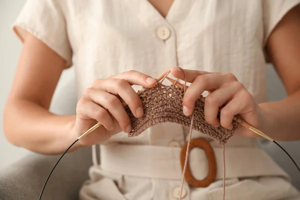 Jonge Vrouw Breien Met Naalden Binnen Close Betrokken Bij Hobby — Stockfoto