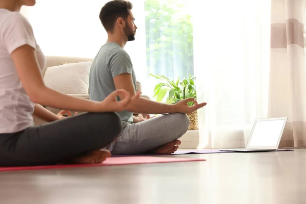 Pareja Practicando Yoga Mientras Clases Línea Casa Durante Pandemia Coronavirus — Foto de Stock